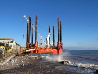 Obraz premium DAWLISH, DEVON, UK - Wavewalker 1 platform at Dawlish to upgrade the existing sea wall