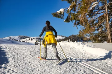 Fotobehang Sci da fondo con donna alpe cimbra trentino © casagrandelor