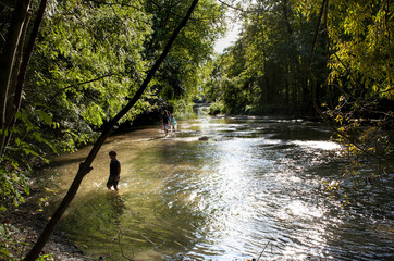 Enfants qui se promenent dans la rivi&egrave;re de l'Y&egrave;vre &agrave; Bourges, &eacute;t&eacute; 2020