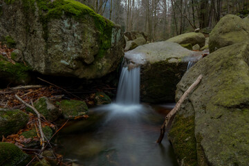 Wodospad rzeka kamienie patyki © Shane