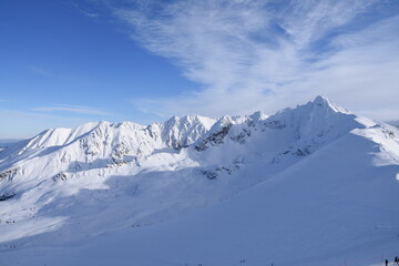 Fototapeta na wymiar Tatry zima, śnieg, kolej na Kasprowy Wierch, kolej krzesełkowa, stok narciarski