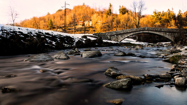 Il ponte romano di Pezzasco, Ameno, Piemonte, Italia.