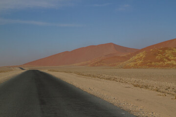 Fototapeta na wymiar Fahrt zur Big Daddy Düne in Namibia nahe Deadvlei, dem Tal des Todes