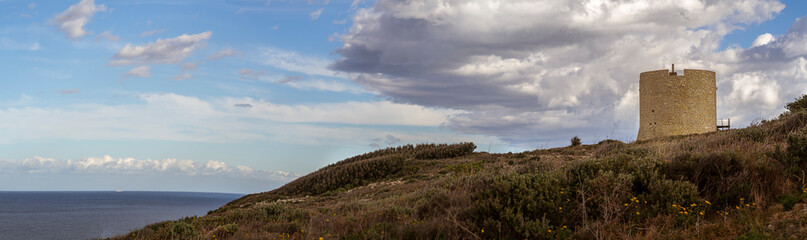 Panorámica de paisaje natural de Cala Montgó y su torre, en un día nuboso, en l'Estartit, Costa Brava, Girona, Febrero de 2018