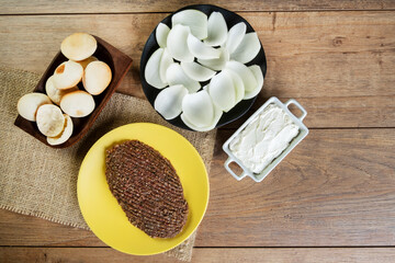 raw quibe with sliced onion, dried curd, pita bread and mint leaves