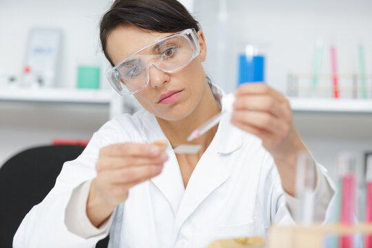 woman with genetic research in the laboratory