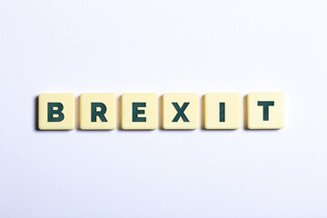 Brexit in Buchstaben auf weißem Hintergrund