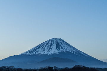 朝の富士山と精進湖