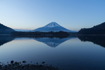 朝の富士山と精進湖