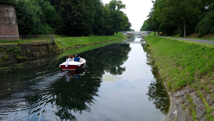 Couple en bateau électrique sur le canal du centre en Belgique