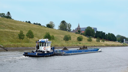 Barge poussée sur le canal du centre en Belgique