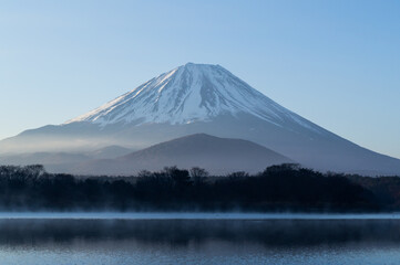 Fototapeta na wymiar 朝の富士山と精進湖