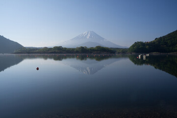 朝の富士山と精進湖