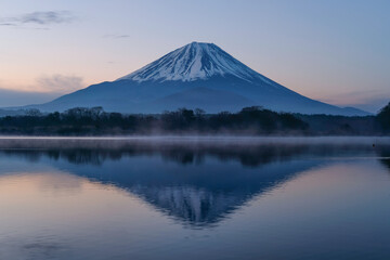 富士山と精進湖の朝焼け