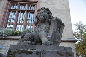 Obraz premium Herlaldic Lion Statue Wappenlöwe Göttingen Germany