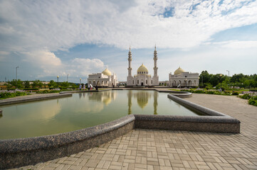Fototapeta na wymiar White Mosque in the city of Bulgar