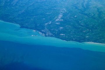 Puerto y costa de la localidad de Ortona, costa adriática de Italia. Vista aérea desde la ventanilla de un vuelo comercial.