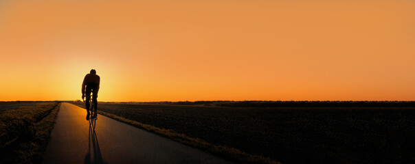Rennradfahren in der D&auml;mmerung