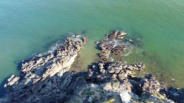 survol de la cote rocheuse au dessus de la mer