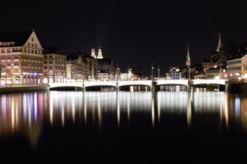 Fototapeta na wymiar Zürcher Altstadt glänzt in der Nacht
