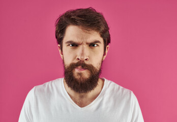 Obraz premium Man with bushy beard on a pink background white t-shirt cropped view