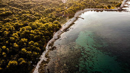 kroatische Küste beim Sonnenaufgang 