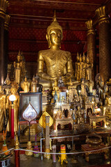 Fototapeta premium Statue de Bouddha, temple à Luang Prabang, Laos