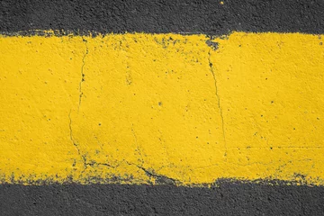Streifen gelber Farbe auf dem Bürgersteig. Verwenden Sie als Rahmen oder Hintergrund © zadveri