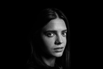 Naklejka premium Black and white portrait of a young woman