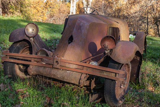 Varetz (Corr&egrave;ze, France) - &Eacute;pave d'un ancien v&eacute;hicule