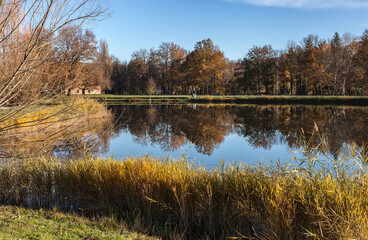 Objat (Corrèze, France) - Base de loisirs - Vue automnale