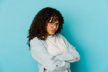 Young african american afro woman isolated frowning face in displeasure, keeps arms folded.