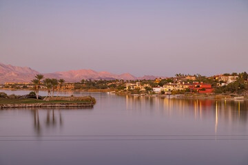 Fototapeta premium Sunset view of the beautiful landscape around Lake Las Vegas area