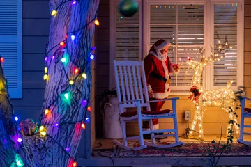 Poster Night view of beautiful christmas decoration of a home © Kit Leong