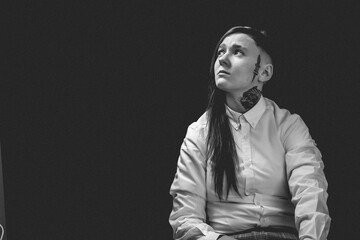 Retrato artístico mujer tatuada.