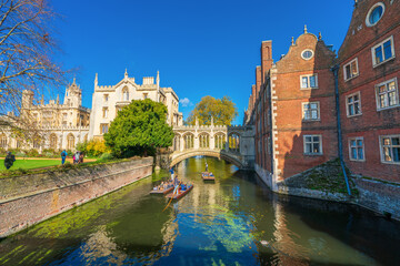 Fototapeta premium Bridge of sighs at sunny autumn day. Cambridge. England 