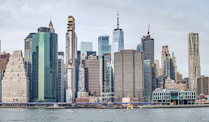 Fototapeta na wymiar new york city manhattan skyline on a cloudy day in november
