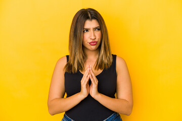 Obraz premium Young indian woman isolated on yellow background making up plan in mind, setting up an idea.