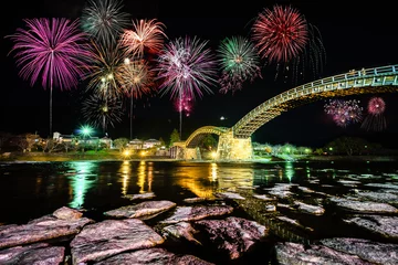 Photo sur Plexiglas Le pont Kintai Fireworks display at  Kintai Bridge in Iwakuni, Japan