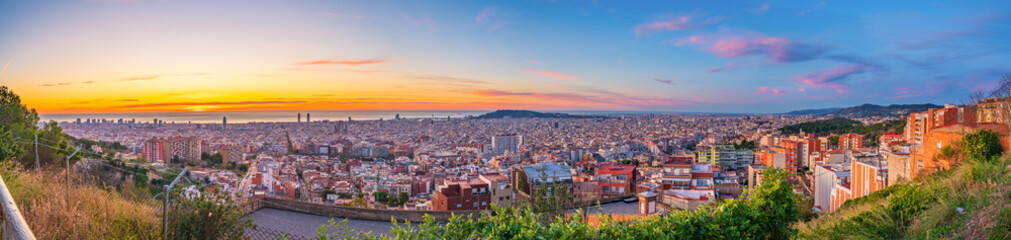 Fototapeta na wymiar Beautiful sunrise panorama of Barcelona. Spain