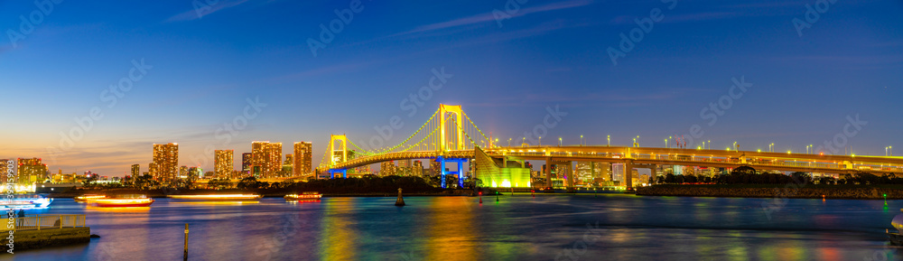 Poster panorama of rainbow bridge near tokyo bay. japan