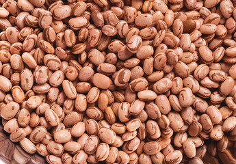 Feijão carioca ( pinto beans ) dentro de uma vasilha de alumínio. Comida brasileira, vegetal, leguminosa.