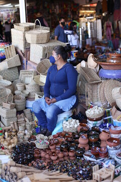 Venedora de artesanias mexico