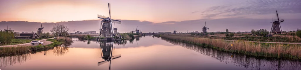 Papier Peint photo autocollant Lavende Panorama de paysage hollandais traditionnel avec des moulins à vent au coucher du soleil. Pays-Bas campagne