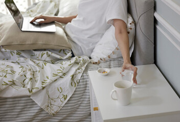 아파서 약을 먹는 여성