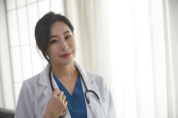 흰색 가운을 입은 여성 의사