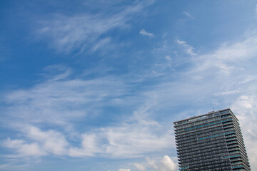 Fototapeta na wymiar A building against the blue sky