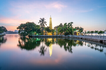 Obraz premium Panorama scene of Tran Quoc pagoda, the oldest temple in Hanoi, Vietnam, with brilliant sunset