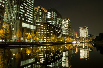外堀の水面に反射する東京夜景