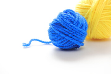 青色と黄色の毛糸玉